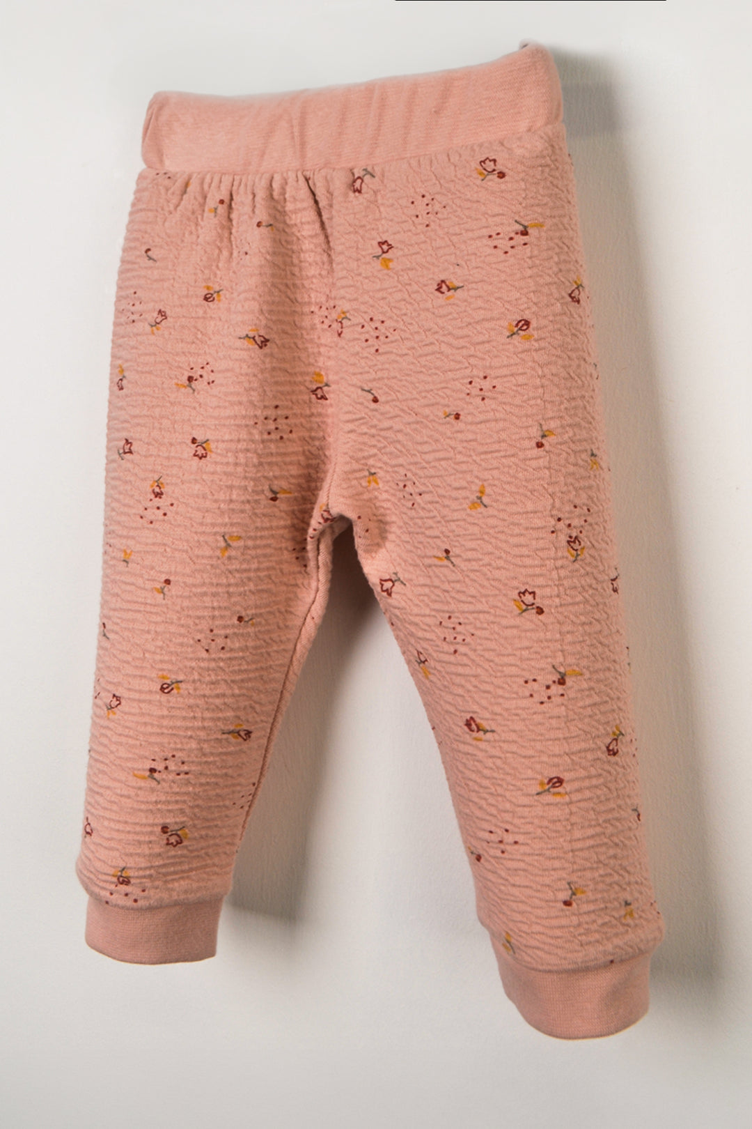 Çiçek Desenli Kabartmalı Pamuklu Pantolon Yumuşak Dokulu Rahat Kesim Esnek Belli ve Bilekli Günlük Kullanıma Uygun Kız Bebek Alt