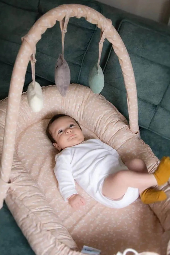 Babyjem Organik Kumaşlı Oyuncaklı Taşınabilir Konforlu ve Eğlenceli Anne Yanı Bebek Yatak
